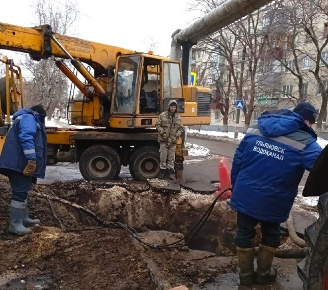 На двух участках Дальнего Засвияжья в понедельник восстановят уличное освещение  ​​​​​​​Как пояснил директор МБУ «Горсвет» Роман Исаев, до 3 февраля освещение будет отсутствовать на отрезках между №133 и №153 по улице  Ефремова, №50 и №84 по улице Отрадной, а также внутри квартала возле школы №85  Это связано с тем, что накануне МУП «Ульяновскводоканал» устранял порыв на сети холодного водоснабжения диаметром 200 мм и в процессе земляных работ демонтировал одну из опор. После установки новой, подвеса самонесущего изолированного провода и подключения освещения вышеуказанных участков будет восстановлено