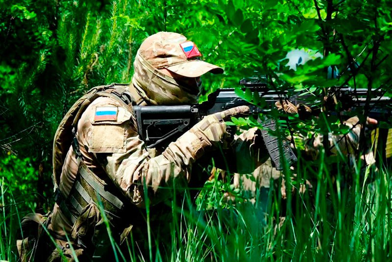 Еще двое граждан Узбекистана были осуждены на родине по возвращении со службы в российской армии Об этом сообщает UzNews uz со ссылкой на приговоры судов Ферганской и Навоийской областей Дело 49 летнего жителя Ферганы Л С обвиняемого в наемничестве рассматривалось в Бешарыкском районном суде по уголовным делам Суд признал его виновным по части 1 статьи 154 Наемничество УК Узбекистана и назначил наказание в виде трех лет ограничения свободы Похожее решение принял суд по уголовным делам Навоийской области по делу 28 летнего жителя Хатырчинского района С С Приговором суда С С назначено наказание в виде ограничения свободы сроком на четыре года с запретом покидать место жительства без разрешения и с рядом дополнительных ограничений Подробнее на нашем сайте Актуальные новости из Центральной Азии fergananews