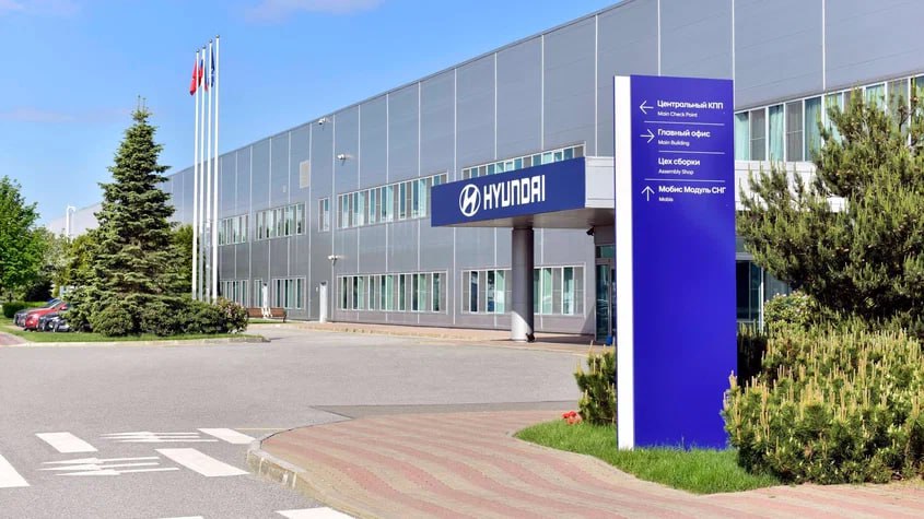Hyundai решил не выкупать российские активы Как пишет Газета Ru концерн досрочно принял решение отказаться от применения опциона на обратный выкуп Его срок истекает 31 января Завод Hyundai перешёл в российскую собственность в январе 2024 года актив за символическую сумму выкупила группа AGR но корейская компания сохранила возможность вернуть собственность в течение двух лет К этому предприятию также прилагалась приобретённая Hyundai в 2020 м площадка GM в Шушарах Журнал Авто ру online