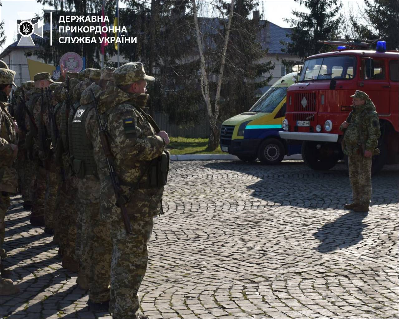 Пограничная служба усиливает контроль на границе с Румынией и Венгрией.  Сообщается, что туда бросили дополнительные подразделения. Также границу усилили новыми беспилотниками и техникой.