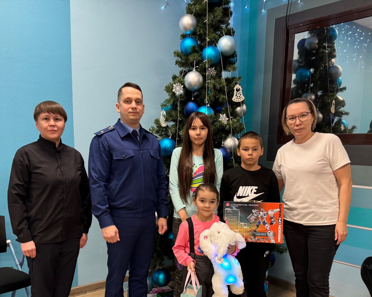В преддверии новогодних праздников в рамках благотворительной акции Теплый день прокуратура Ямальского района при содействии филиала ГБУ ЯНАО Центр социального обслуживания населения Доверие и МБУ Ямальский молодежный центр Импульс исполнила новогодние желания нескольких юных жителей с Яр Сале Прокурор Ямальского района Сергей Вихарев вручил детям новогодние подарки и теплые пожелания Подобные благотворительные инициативы выходящие за рамки контрольно надзорной деятельности стали доброй традицией и позволяют оказать адресную поддержку детям