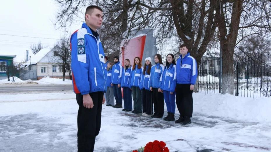 Более 6 тыс жителей Воронежской области приняли участие в мероприятиях акции Снежный десант РСО Всероссийская патриотическая акция Снежный десант РСО завершилась в Воронежской области 2 февраля В течение недели воронежские студенческие отряды работали в 10 муниципальных районах региона и посетили 15 сельских поселений В рамках акции отряд медицинского десанта Клюква оказывал помощь медицинскому персоналу Лискинской центральной районной больницы Бойцы провели для школьников уроки здоровья и занятия по оказанию первой помощи организовали концертную программу а также навестили онкобольных детей Кроме того студотрядовцы приняли участие в памятных мероприятиях приуроченных к годовщине полного освобождения Ленинграда от фашистской блокады Отряд Снегири выступил с концертной программой в Бобровской школе интернате 1 для обучающихся с ограниченными возможностями здоровья Также участники акции помогали в сборке сухих пайков и плетении маскировочных сетей для участников СВО передали на переработку более 2 т макулатуры вывезли свыше 1 5 т мусора и очистили от снега и наледи территории социальных и административных объектов А бойцы отрядов Буревестник и Полярный орел посетили областной центр крови где стали донорами Мы в Мах