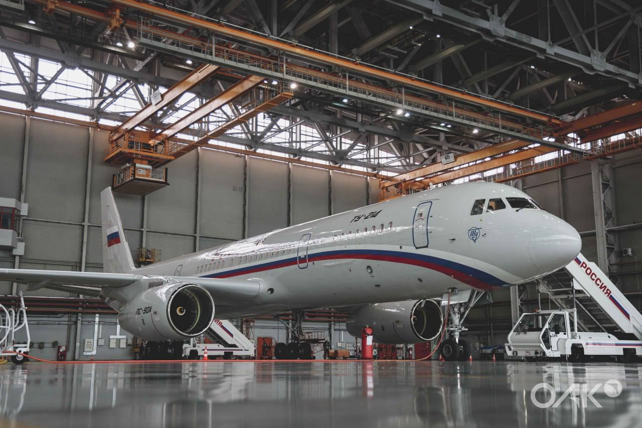 На модернизацию пассажирского самолета Ту-214, который производится в Казани, выделят еще 400 млн рублей Поставки самолета хотели начать уже с 2026 года. Сейчас плановый срок начала эксплуатации — 2029 год.