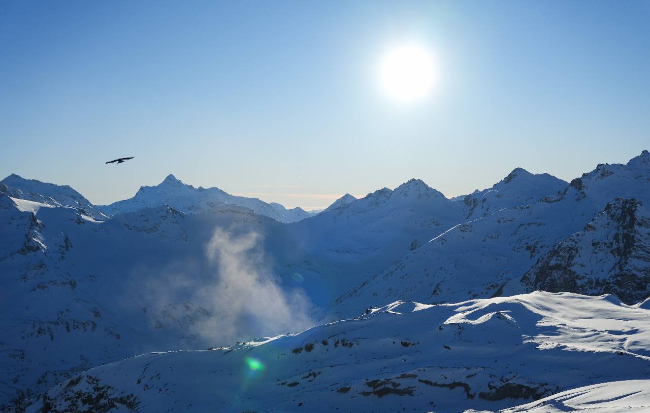 Эльбрус временно приостановил работу из за повышенной лавиноопасности С сегодняшнего дня 3 февраля введен полный запрет на посещение склонов курорта в Кабардино Балкарии Функционирование всех канатных дорог приостановлено а горнолыжные трассы закрыты для катания Безопасность наших гостей является безусловным приоритетом Мы внимательно следим за метеорологической обстановкой и техническим состоянием склонов Ограничения будут сняты сразу после того как уровень лавинной опасности снизится до безопасных значений отметил заместитель гендиректора Кавказ РФ Хиса Беккаев Подробнее здесь Подписывайтесь на РИА КБР в MAX
