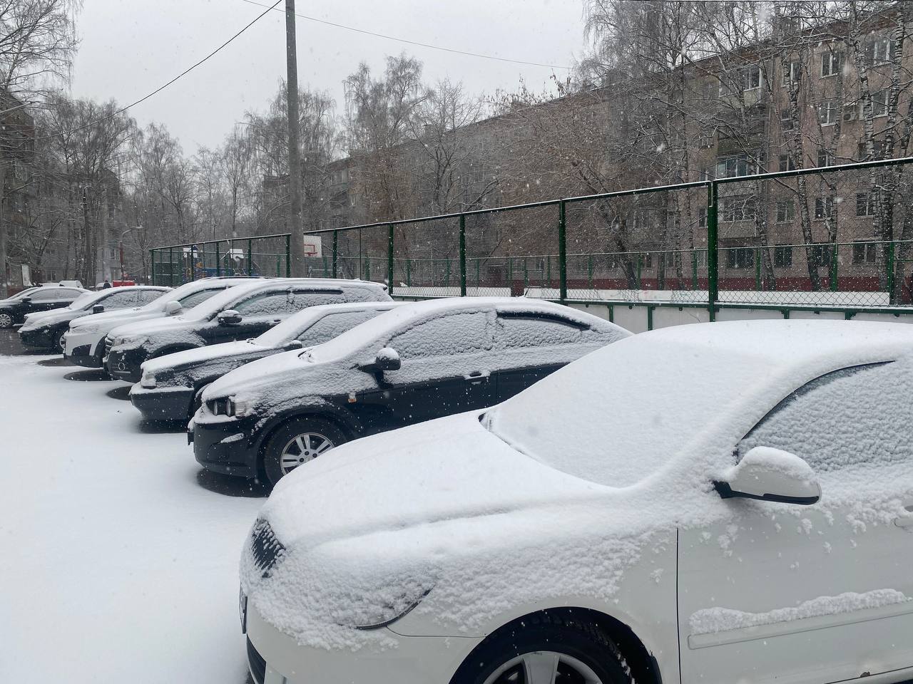 Зима вернулась, но не надолго.   Департамент транспорта Москвы просит водителей избегать резких маневров и соблюдать скоростной режим на дорогах из-за снега и гололедицы, которые пришли в столицу в понедельник.  Рекомендуется для поездок выбирать городской общественный транспорт.   Фото: Илья Измайлов / РГ