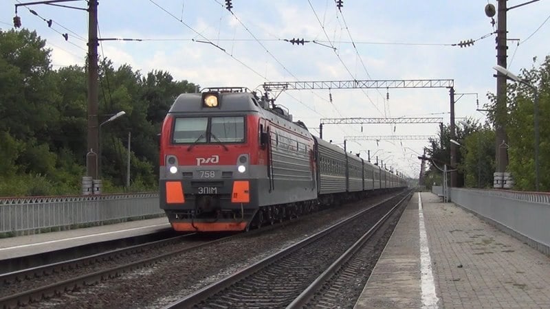 Маршрут нового пассажирского поезда в Крым пройдет через Новочеркасск.  Ростовскую область и Республику Крым свяжет новый пассажирский поезд. Маршрут поезда будет лежать через Новочеркасск. Также поезд будет делать остановки в Кутейниково, Миллерово, Каменск-Шахтинском, Лихой, Зверево, Сулине, Шахтах. Об этом сообщает перевозчик «Гранд Сервис Экспресс».  Поезд будет ходить по нечетным дням месяца. Первый рейс запланирован на 29 мая.