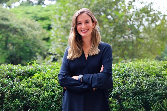 Самой молодой женщиной миллиардером в мире стала 29 летняя бывшая бразильская балерина Луана Лопес Лара Компания по прогнозированию рынка Kalshi соучередительницей которой она является достигла рыночной стоимости в 11 миллиардов долларов ее чистый капитал взлетел до 1 3 миллиарда долларов сообщил журнал Forbes  Ранее на первом месте в рейтинге была 31 летняя предпринимательница в области искусственного интеллекта Люси Го до нее певица Тейлор Свифт Фото Соцсети Подписаться на Российскую газету в Читать нас в MAX