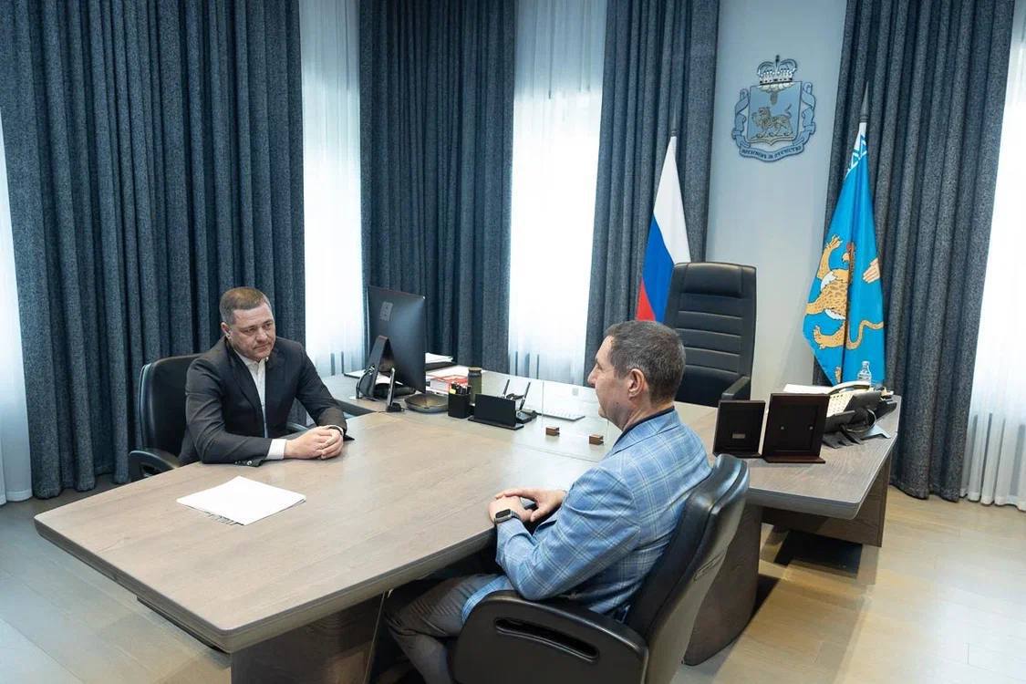 «Россети Северо-Запад» подключат к электросетям 35 фельдшерско-акушерских пунктов в Псковской области Губернатор Псковской области Михаил Ведерников и генеральный директор «Россети Северо-Запад» Вячеслав Торсунов обсудили развитие электросетевой инфраструктуры для реализации федеральных проектов. Глава компании отметил, что в 2024 году энергетики подключили к электросетям 30 фельдшерско-акушерских пунктов ФАП . ФАПы построены в регионе по федеральному проекту «Модернизация первичного звена здравоохранения». В 2025 году «Россети Северо-Запад» подключат еще 35 ФАПов. Также в этом году компания обеспечит мощность для Печорской районной больницы. Ее реконструируют по поручению Президента России Владимира Путина о модернизации социальной инфраструктуры приграничных районов. «Знаю, что реализация федеральных проектов по развитию социальной инфраструктуры на личном контроле губернатора области. Поэтому уделяем особое внимание обеспечению мощности для больниц и фельдшерско-акушерских пунктов. Строительство медицинской инфраструктуры — важное условие социального развития Псковской области», — отметил Вячеслав Торсунов. «Для Псковской области развитие сферы здравоохранения — социально значимый и приоритетный проект, реализация которого невозможна без электросетевой инфраструктуры. Особенно это актуально для приграничных территорий. Совместно с «Россети Северо-Запад» повышаем качество жизни в регионе», — отметил Михаил Ведерников.