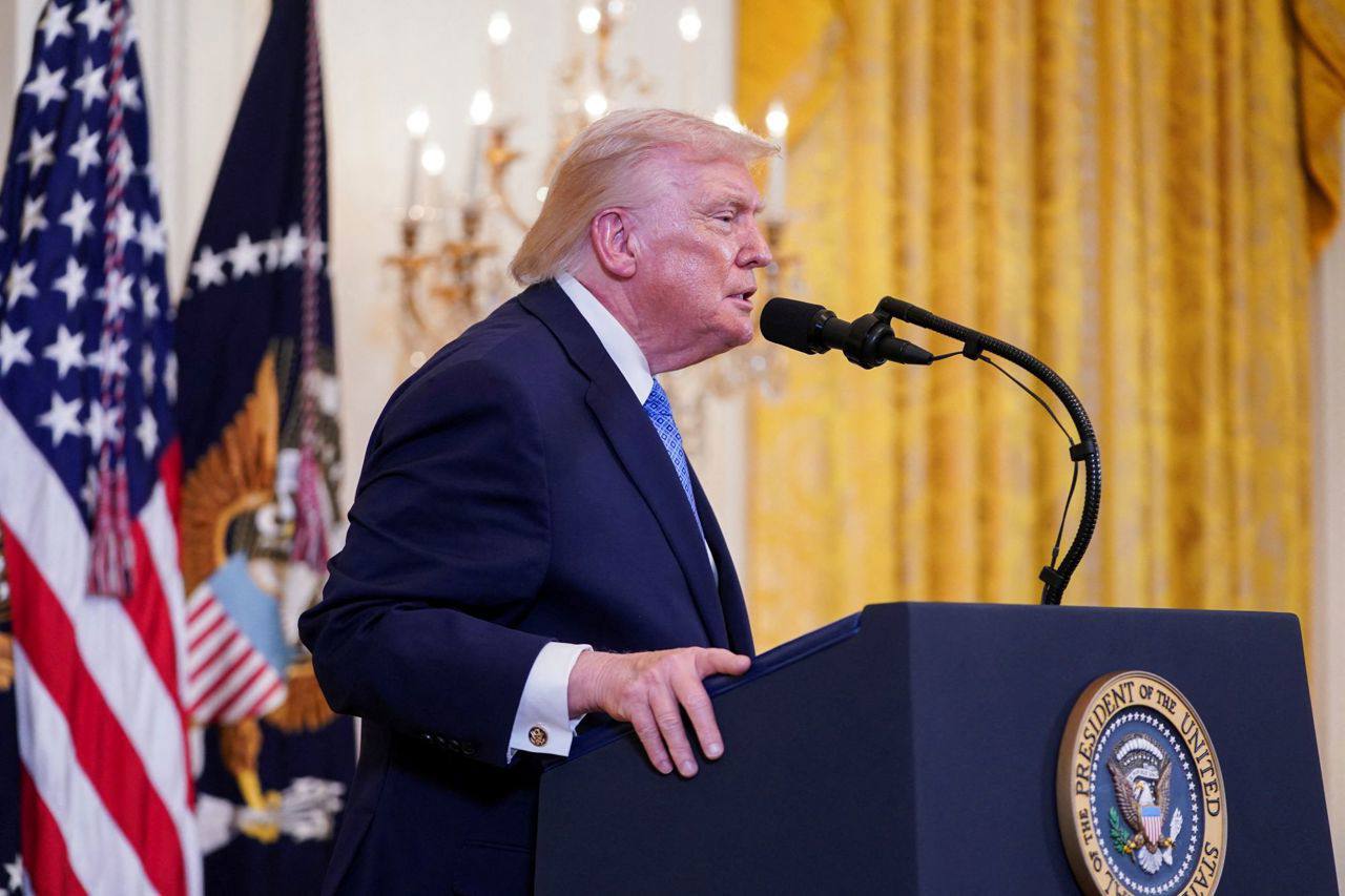 Трамп запретил въезд в США гражданам еще пяти африканских стран Дональд Трамп подписал указ расширяющий и усиливающий ограничения на въезд граждан из стран в которых имеются явные постоянные и серьезные недостатки в области проверки верификации и обмена информацией с целью защиты страны от угроз национальной и общественной безопасности указано в заявлении Белого дома В обновленный список вошли Буркина Фасо Мали Нигер Южный Судан и Сьерра Леоне Расширенный запрет вступает в силу 1 января 2026 года Вводятся частичные ограничения и запреты на въезд в США гражданам Анголы Бенина Кот д Ивуара Габона Гамбии Малави Мавритании Нигерии Сенегала Танзании Замбии и Зимбабве Ранее Трамп запретил въезд в США гражданам семи стран Африки Африканская инициатива Подписаться