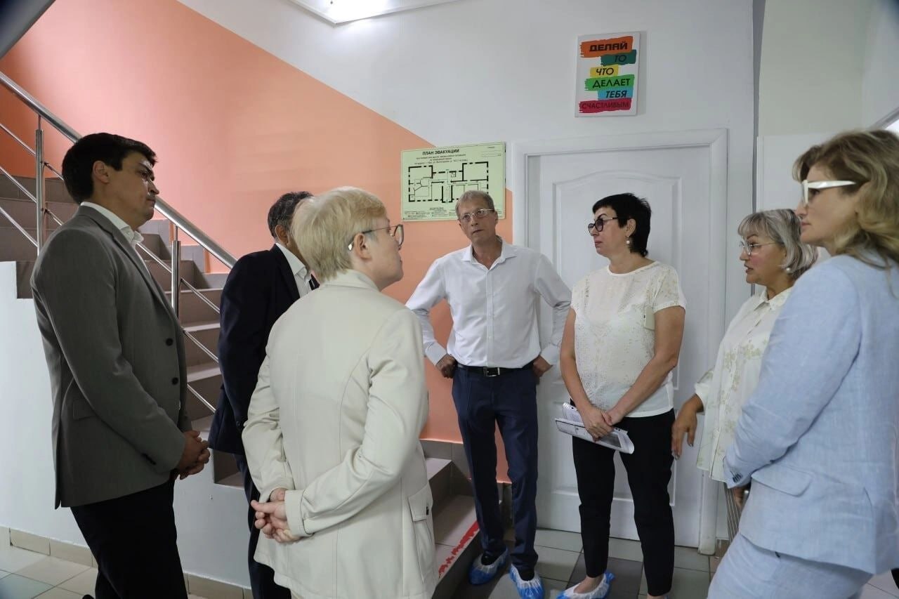 «Жить можно»: в Уфе не стали закрывать скандальный пансионат  Пансионат «Печки-лавочки» в Уфе, вокруг которого разгорелся скандал из-за видео с избиением пожилых постояльцев, проверили депутаты Курултая, сотрудники Роспотребнадзора и Минтруда. Несмотря на грубые нарушения — переполненность  50 человек на 500 кв. м , отсутствие санитарных условий, медкабинета и зон для инвалидов — признаков непосредственной угрозы жизни не обнаружено. Учреждение продолжит работу.  Депутаты заявили о необходимости проработки стандартов для частных пансионатов по всей Башкирии — их в регионе 18. Также обсуждается возврат к идее лицензирования подобных заведений. Особое внимание планируют уделить нелегальным учреждениям, работающим вне правового поля.