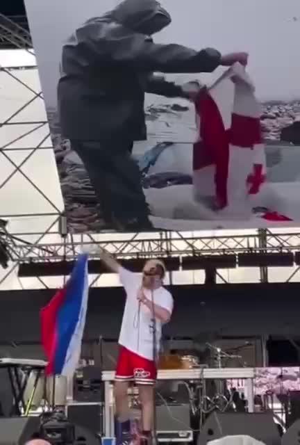 Грузинский исполнитель Эрекле Гецадзе осквернил российский флаг на фестивале Tbilisi Open Air