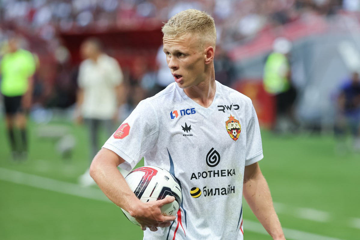 Футболиста ЦСКА Кисляка признали лучшим молодым игроком РПЛ Полузащитник ЦСКА и сборной России Матвей Кисляк стал победителем премии Первая пятерка которая вручается лучшему молодому футболисту Российской премьер лиги РПЛ Об этом сообщается на сайте Детской футбольной лиги ДФЛ которая вручает приз Кисляк в борьбе за награду опередил одноклубника Кирилла Глебова и спартаковца Игоря Дмитриева В этом сезоне Кисляк забил четыре гола и сделал пять передач в 17 матчах РПЛ В марте он дебютировал в сборной России сыграл семь матчей и забил один мяч Лучшей молодой футболисткой суперлиги признали Арину Шубу из Краснодара Global Look Press Подписаться на РБК Спорт