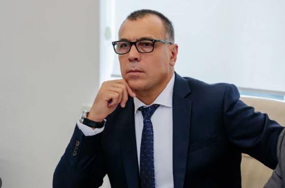 Сегодня в течение дня первому заместителю председателя Исполкома Илье Узуну поступили анонимные звонки через Telegram с откровенными угрозами. Об этом Узун сообщил в своих социальных сетях. По словам первого заместителя председателя Исполкома, неизвестные требовали, чтобы он «немедленно ушёл из политики, отрекся от Илана Шора, перестал выступать за укрепление связей с Россией и подал в отставку. В противном случае, ему и его семье обещали «проблемы». «Когда я говорю «неизвестные», я говорю про исполнителей. А вот заказчики этого дешёвого концерта хорошо известны каждому в Гагаузии — они сидят в Кишинёве и делают вид, что продвигают какие-то там «ценности». На деле же их цель — подавить инакомыслие и расчистить путь к полному подчинению Гагаузии», - заявил Илья Узун. Политик добавил, что эти угрозы – не случайность, а «часть организованной кампании по запугиванию всех, кто осмеливается иметь свою позицию и защищать интересы народа». «Нас хотят заставить молчать. Нас хотят устранить. Но меня не сломили ни обыски, ни сфабрикованные уголовные дела против моих близких. Не сломают и эти угрозы. Я остаюсь на своём посту и продолжаю бороться — за нашу автономию, за наш народ и за нашу правду», - подчеркнул Узун.