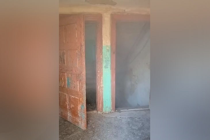 11 ноября Александр Бастрыкин обратил внимание на жалобы жителей Волгограда проживающих в многоквартирном доме 29 на ул Бахтурова Глава Следственного комитета России поручил организовать проверку по факту нерасторопности обслуживающей организации В сентябре текущего года из за коммунальной аварии подача горячей воды и отопления была прекращена подвальное помещение оказалось затоплено При этом впоследствии ресурсоснабжение восстановлено без проведения ремонтных работ что привело к повторной аварии Многочисленные обращения граждан вынужденных проживать в небезопасных условиях в различные инстанции результатов не принесли говорится в сообщении Следкома Александр Бастрыкин поставил ход организованной проверки на контроль в центральном аппарате ведомства а также поручил доложить о промежуточном результате и итоговом решении