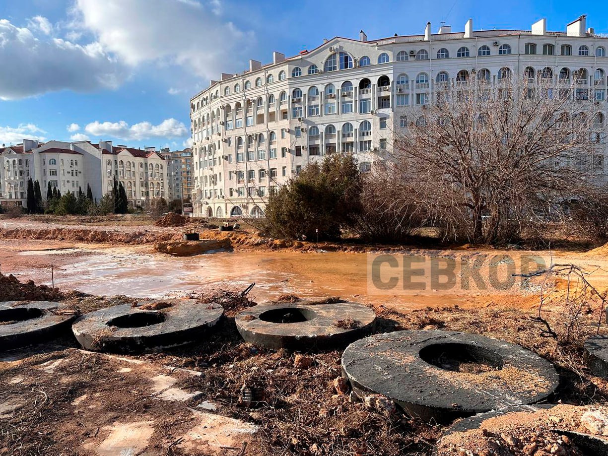 Вода, затопившая усадьбу Эвклида, частично ушла  Напомним, что вчера на Античном проспекте затопило усадьбу Эвклида.   По словам подрядчика, рабочие повредить трубу не могли, скорее всего пластиковая труба была повреждена камнями в грунте.   Часть домов по пр. Античный, ул. Павла Корчагина и ул. Челнокова остались без воды. Ночью повреждения были устранены специалистами «Водоканала».   Вода сейчас постепенно уходит.    Читайте Севкор