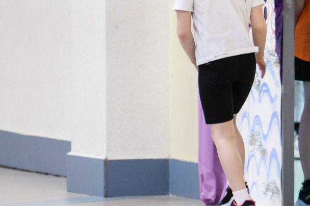 Восьмиклассник скончался после урока физкультуры в Выборгском районе Ленобласти 22 января мальчик скончался после урока физкультуры в Победовском филиале Рощинского ЦО Комздрав Ленинградской области подтвердил информацию и сообщил что ученик был госпитализирован и скончался уже в больнице Обстоятельства уточняются Следственным отделом СК Выборгского района Ленобласти возбуждено уголовное дело о причинении смерти по неосторожности Предварительно известно что у ребенка были проблемы с сердцем TodaySPb   Новости GradSPb   Места СПб