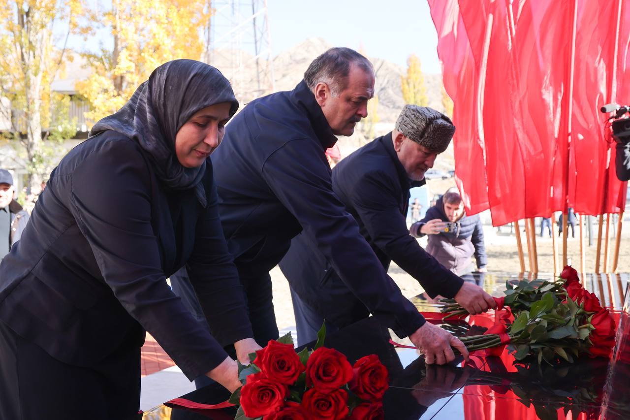 К весне 2025 года Сады памяти будут разбиты во всех муниципалитетах Дагестана.   Об этом сказал Сергей Меликов на открытии такого сада в посёлке Шамилькала.    «Сады памяти — это не просто аллеи деревьев, это живой памятник нашим героям. Это наша дань уважения, наше обещание не забывать их подвиг.   Каждое дерево в этом саду — это символ жизни, памяти и гордости. Мы обязаны помнить каждого, кто ушел, защищая нашу страну, кто не пожалел себя ради мира, безопасности и будущего наших детей.    Сад памяти — это место, куда мы будем приходить, чтобы вспомнить наших героев. Пусть эти деревья растут, укореняются в нашей земле и становятся символом мужества и стойкости дагестанского народа», – отметил глава республики.