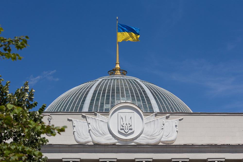В украинский парламент внесли законопроект, которым предлагается наказание в виде лишения свободы сроком на 5-8 лет за нарушение прав представителей ЛГБТ   Об этом сообщил депутат Дмитрук.   движение запрещено в России  #Украина #парламент #законопроект