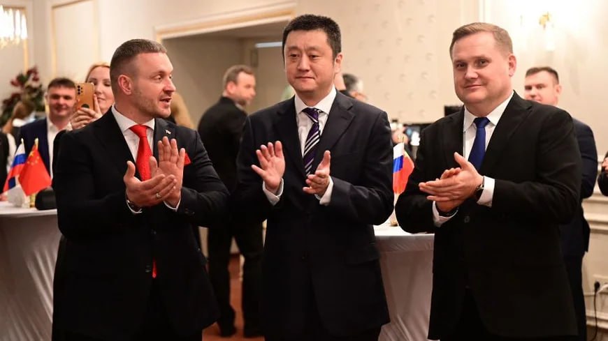 В России появилась новая точка для диалога с Китаем В Екатеринбурге открыли отделение Общества российско китайской дружбы для укрепления связей между Свердловской областью и провинциями КНР Подразделение будет организовывать фестивали студобмены выставки поддерживать изучение китайского языка и научное сотрудничество Большое внимание уделено медиаплощадкам и продвижению культурных идей Свердловский министр международных связей Вячеслав Ярин отметил Искренне надеюсь что региональное отделение не только станет участником совместных проектов правительства Свердловской области и Генерального консульства Китая но и возглавит новые инициативы культурного и гуманитарного взаимодействия На открытии присутствовали и о генконсула Китая Ван Тун советник посольства Лю Жуй и чиновники региона Чтение мыслей стало реальностью Опыт Китая urallive