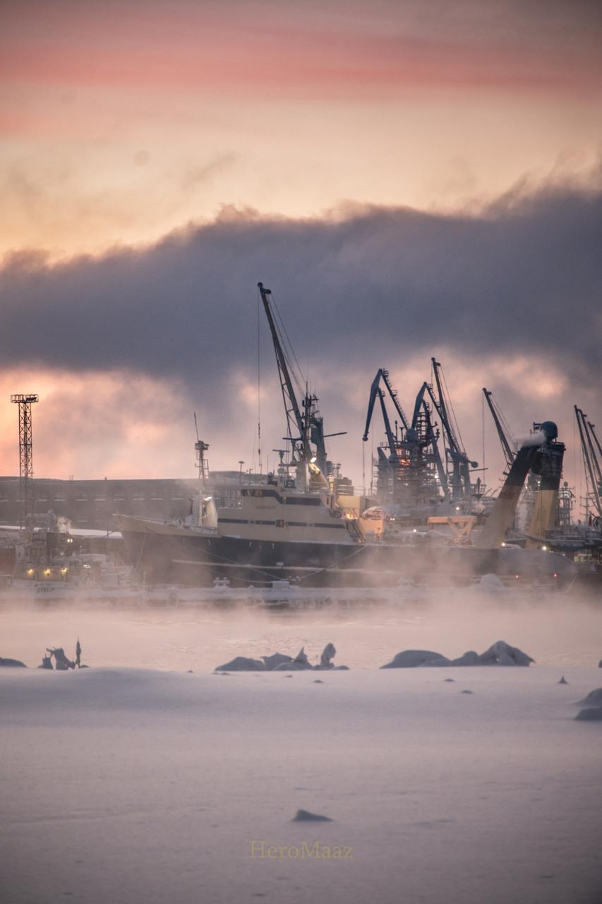 «Мурманский торговый порт» в 2025 году ждет снижения грузооборота  ММТП прогнозирует падение грузооборота на 14-28%. Причина — снижение потока угля и конкуренция с другими портами.    Раньше мурманский терминал принимал сотни судов, включая крупные балкеры Capesize. Но в 2024 году число заходов сократилось, и в 2025-м ситуация может ухудшиться.   Одна из возможных причин — обсуждение переноса перевалки угля в порт «Лавна». Эксперты считают, что порту нужно искать альтернативные грузы, иначе он рискует и дальше терять свои позиции.    : HeroMaaz  Подписаться Прислать новость