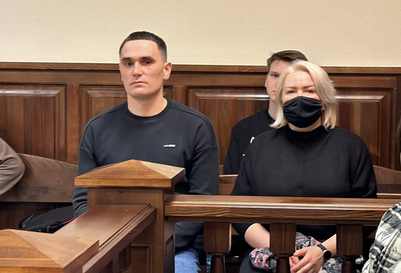 В Кузбассе прокуратура добилась ужесточения наказания вместо трёх лет условно исправительная колония В январе 2022 го в Кемеровском округе вспыхнул пожар в частном пансионате для пожилых Золотой век организованном супругами Трагедия унесла жизни 4 постояльцев Супруга получила 3 года условно муж 3 5 года колонии Но прокуратура Кузбасса сочла приговор слишком мягким для такой беды Суд согласился с доводами прокурора теперь женщина отправится в исправительную колонию на 3 года Инцидент Кемерово