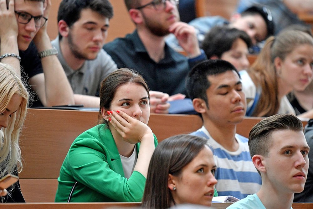 Сессии в новогодние каникулы предложили запретить Депутаты предлагают внести изменения в закон чтобы установить прямой запрет на любые мероприятия промежуточной аттестации в нерабочие праздничные дни Это по их мнению позволит студентам полноценно отдохнуть и снизит психологическую нагрузку Проблема в том что нормы Трудового кодекса о запрете работы в праздники на студентов не распространяются так как их отношения с вузом не являются трудовыми В результате в ряде образовательных организаций проводятся экзамены зачеты и консультации в дни официальных государственных праздников 3 4 5 6 и 8 января Подписаться на Российскую газету в   Читать нас в MAX