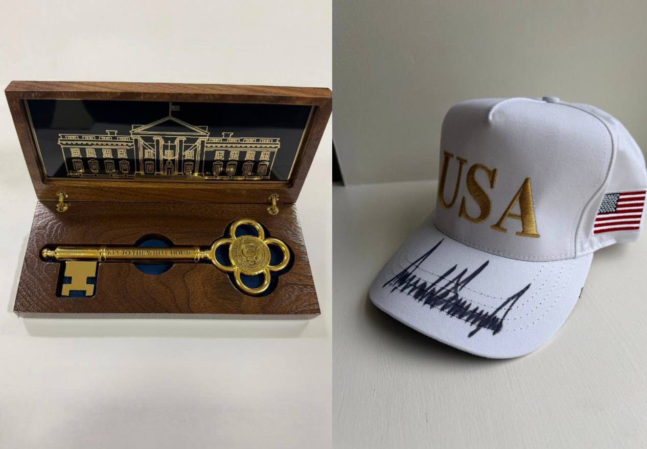 Трамп передал нашему Президенту несколько подарков Среди них символический ключ от Белого дома и бейсболка с автографом американского лидера Трамп в разговоре с послом Казахстана также назвал Токаева прекрасным человеком и опытным государственным деятелем с глубоким и взвешенным пониманием международных процессов