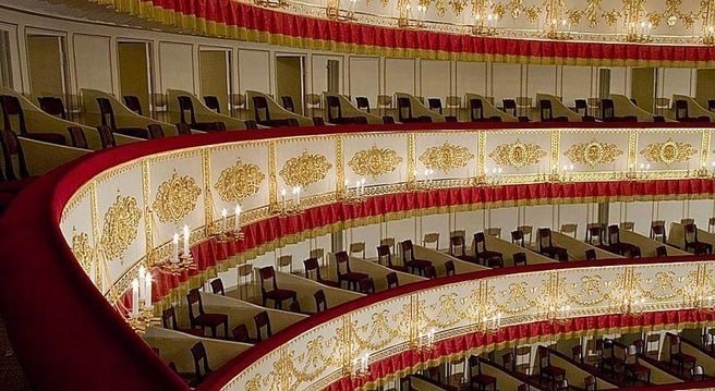 Александринка раскрыла планы на новый сезон: будут спектакли в Русском музее и ДЛТ, приедет режиссер из Китая, привезут световые инсталляции.  Из премьер — «Мой друг Лапшин»  18+  по мотивам повести Юрия Германа, «На покое» по рассказу Александра Куприна, «Гоголиада» Антона Оконешникова и другие.    От Личный Петербург — канал о любимом городе на Неве