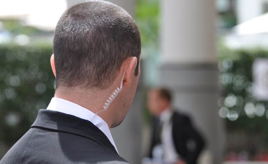 Губернаторы стали больше тратить на личную охрану после начала СВО Если в 2021 году затраты из региональных бюджетов на телохранителей составили суммарно 59 7 млн рублей то в 2025 м 112 4 млн обратили внимание Ведомости Если чиновнику по статусу положена государственная охрана то этим занимается вневедомственная охрана Росгвардии однако губернаторы по своему усмотрению могут выбрать телохранителей из частных охранных предприятий деятельность которых лицензирована Издание отмечает что наиболее востребованы услуги охраны губернаторов в приграничных регионах К примеру на охрану главы Брянской области администрация главы региона и правительства готова отдать 8 4 млн рублей следует из тендера на сайте госзакупок опубликованного в 2025 году Исполнителем назначено управление вневедомственной охраны войск Росгвардии по Брянской области работа одного круглосуточного охранника обойдется бюджету в 600 тысяч второй только в рабочие дни по графику с зарплатой на уровне 100 тысяч В пакет услуг входят обеспечение безопасности в местах пребывания главы региона и на маршрутах передвижения Для защиты главы Ставрополья правительство на 2026 году готово выделить региональному управлению вневедомственной охраны Росгвардии 5 7 млн рублей средняя зарплата ежемесячно порядка 450 тысяч на двух сотрудников Исполнители должны обеспечивать безопасность в течение 15 часов в день Администрация главы Калмыкии заплатит росгвардейцам за охрану 10 1 млн рублей Предполагается как круглосуточная охрана в составе одного человека с зарплатой порядка 300 тысяч в месяц так и в местах его пребывания в составе трех человек по графику Необходимо будет охранять здания в которых чиновник работает или проживает прилегающие к нему участки а также сопровождать его при перемещении на трассах Эксперты полагают что оснований для того чтобы губернаторы пользовались услугами охраны действительно стало больше Это и общая обстановка в период СВО и случаи нападения неуравновешенных людей как это было с губернатором Мурманской области Андреем Чибисом в апреле 2024 года