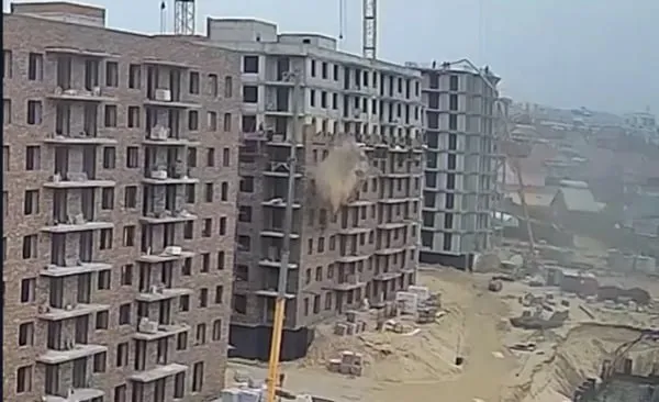 На стройке в Улан Удэ двое рабочих упали с высоты в шесть этажей Всё произошло днём 8 мая в столице Бурятии При строительстве дома в Октябрьском районе с высоты 6 го этажа упали два человека Как сообщили в прокуратуре республики случилось это около 14 00 во время укладки фасадного кирпича Фото прокуратура Бурятии