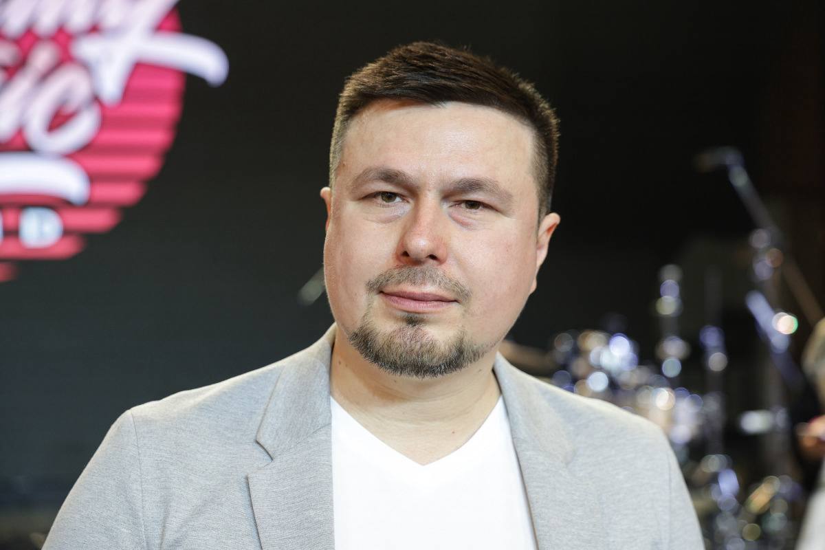 Ильяс Гафаров официально возглавил Татаркино Пост освободился в конце октября 2025 года после того как Миляуше Айтугановой занимавшей этот пост с 2017 года не продлили контракт Гафаров продюсер и основатель лейбла Yummy Music в Татаркино он работает с прошлого года Однако минкульт РТ не комментировал когда он приступит к должностным обязанностям и какие задачи перед ним ставятся Айтуганова стала заместителем директора и сосредоточится на продюсировании кинофестиваля Алтын минбар и международном продвижении татарстанского кино Ранее Гафаров провел совещание по итогам работы муниципальных кинотеатров и планам на 2026 год В числе приоритетов мероприятия к юбилеям Мусы Джалиля и Габдуллы Тукая а также выход в прокат ряда татарстанских фильмов включая Черный лес и В мае 44 го