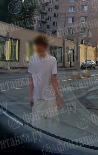 В Дегтярном переулке юноша с пистолетом напал на девушку-водителя и выстрелил таксисту в шею.   Читательница Екатерина рассказала, что молодой человек подошел в районе 7 утра к ее автомобилю, направил в окно пистолет и потребовал деньги. Его удалось спугнуть, но неадекватный юноша тут же переключился на таксиста, выстрелив ему в шею. Пострадавшего госпитализировали — он уже в порядке.   «Трясло еще часа 2, потом я съездила домой и выпила противотревожные таблетки», — поделилась читательница.  Злоумышленника в состоянии алкогольного опьянения быстро задержали.