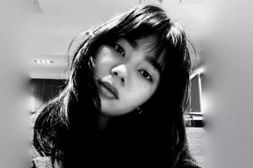 В Шымкенте возбуждено уголовное дело против сотрудников полиции по факту убийства 21 летней Нурай Серикбай Замминистра внутренних дел Санжар Адилов сообщил что ответственность несут должностные лица районного управления полиции не зарегистрировавшие заявление родственников девушки о принуждении к браку и похищении Уже уволены начальник полиции города и его заместитель ℹ Нурай Серикбай была жестоко убита 11 января на улице Шымкента на теле нашли десятки ножевых ранений Подозреваемый 28 летний Шерхан Аймахан который преследовал девушку сделал ей предложение и похитил после отказа Родственники вернули ее и обратились в полицию но без результата Убийство вызвало резонанс президент Токаев поручил МВД и генпрокурору проверить действия полиции Подробнее на нашем сайте Актуальные новости из Центральной Азии fergananews