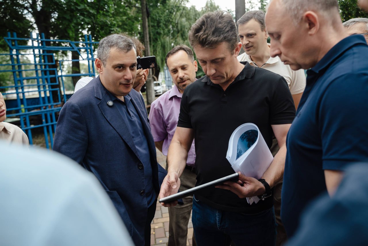 Парку пионеров в Курске предложили присвоить имя Екатерины Авдеевой В Курске проверили, как идёт благоустройство центральных парков. Так, преобразят Детский парк, также известный как Парк пионеров. Уже начаты демонтажные работы. Обновят аллею со сказочными героями, игровые комплексы, площадку для занятий спортом, каток, появятся живые изгороди. - Благоустройство идёт за счёт внебюджетных источников, - сообщил Александр Хинштейн. Врио губернатора также отметил, что есть идея присвоить парку имя курской сказочницы Екатерины Авдеевой, из-под чьего пера появились Колобок, Маша и Медведь. Благоустроят и соседнюю с Парком пионеров территорию, где расположен памятник Константину Воробьёву. Сквер «Спутник» на пересечении улиц Радищева и Дзержинского обещают обновить до 15 августа. На Полугоре, новом пространстве в городе, со стороны улицы Луначарского появились портеры великих курян. На выходных там впервые провели концерт на сцене. Около центра «Гелиос» предложили установить памятник писателю Аркадию Гайдару и тимуровцам. Врио губернатора воспринял идею максимально положительно. Фото из телеграм-канала Александра Хинштейна Сейм Курская область