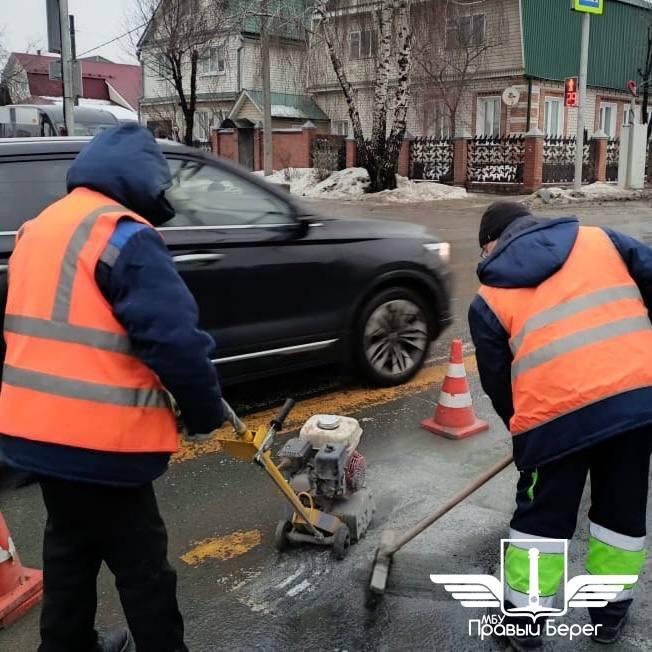 Демаркировка горизонтальной дорожной разметки.  По поручению Главы города Ульяновска Александра Егоровича Болдакина, МБУ "Правый берег" провело работы по демаркировке горизонтальной дорожной разметки пешеходных переходов.   Эти работы были выполнены в пешеходных зонах,  в районе домов по улице 12 Сентября №86, а также по улице Урицкого в районе домов №31А и №27к1.  Данная демаркировка дорожной разметки осуществляется в связи с ликвидацией и переносом существующих пешеходных переходов.  #тамгдемытампорядок #МБУправыйберег