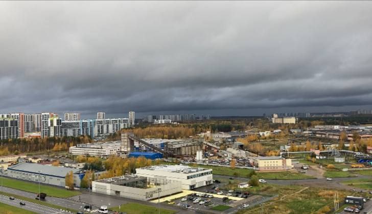 Над Петербургом сгущаются тучи, а уровень воды в Неве уже почти метр.  Комплекс защитных сооружений Санкт-Петербурга от наводнений сообщает, что находится в готовности, персонал на рабочих местах. Уровень воды на набережной Лейтенанта Шмидта, по данным «ФБУ Администрация „Волго-Балт“» на 10:19, составлял уже 90 см. Первую грозу уже зафиксировали в районе Приморска.  А что вы видите за окном и на улице? Присылайте нам погодную обстановку в вашей местности.    «Фонтанка.ру»