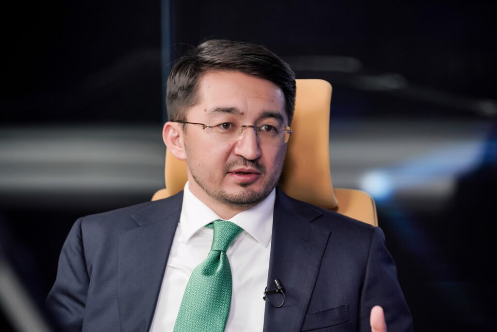 Казахстан запустил первый государственный крипторезерв Alem Crypto Fund создан министерством искусственного интеллекта и цифрового развития а управляет им Qazaqstan Venture Group Фонд зарегистрирован в Международном финансовом центре Астана пишет Digital Business В будущем Alem Crypto Fund может использоваться и для государственных накоплений как аналог традиционного золотого запаса но уже в криптовалютах Создание Alem Crypto Fund это шаг к развитию цифровых финансов в Казахстане Наша цель сделать его надежным инструментом для крупных инвесторов и важной основой для цифровых государственных резервов отметил заместитель премьер министра министр искусственного интеллекта и цифрового развития РК Жаслан Мадиев P S Указом Главы государства Жаслан Мадиев сегодня назначен заместителем премьер министра министром искусственного интеллекта и цифрового развития Республики Казахстан Подробности на сайте