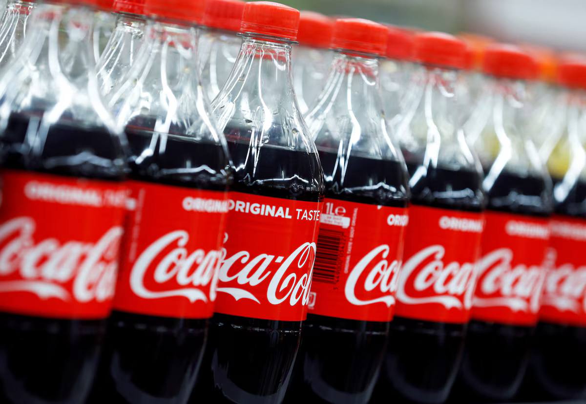 Заметили интересное Финансовые результаты Coca Cola за третий квартал превзошли ожидания Выручка в третьем квартале составила 12 46 млрд превысив прогноз в 12 39 млрд Объёмы продаж Coca Cola выросли всего на 1 но это после падения на 1 кварталом ранее Reuters пишет что продажи компании растут на фоне устойчивого спроса на напитки без сахара и молочную продукцию Fairlife в США Тем временем в России Добрая Кола тоже стала отказываться от сахара но судя по всему немного по другим причинам Если раньше только часть линейки была с сахарозаменителями то теперь даже классическая версия это напиток с пониженной калорийностью Скорее всего производитель пытается уйти от акциза на сладкие напитки он взимается если сахара больше 5 г на 100 мл теперь в коле 4 8 г Глядишь может и спрос повысится и Добрый на полки вернется retailerswift