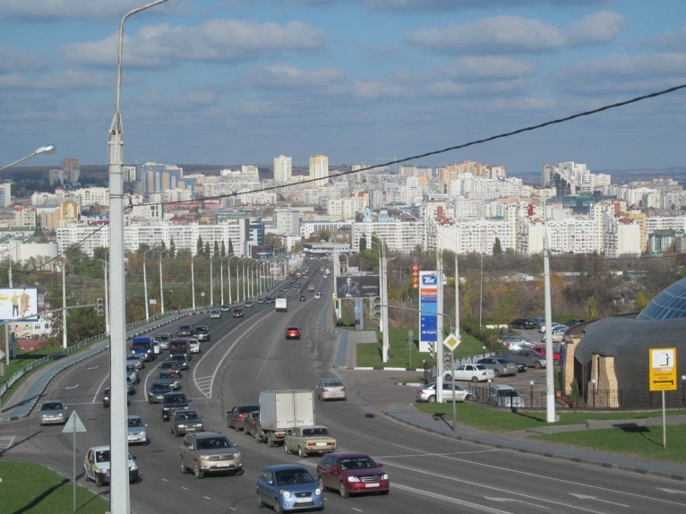 В следующем году на новом мосту Белгорода сделают выделенную полосу для автобусов.  Сейчас по мосту ходят только два маршрута автобусов: №120 и 50. Тем не менее «выделенку» всё равно сделают при реконструкции моста, как и велодорожку, — сообщил мэр Белгорода.