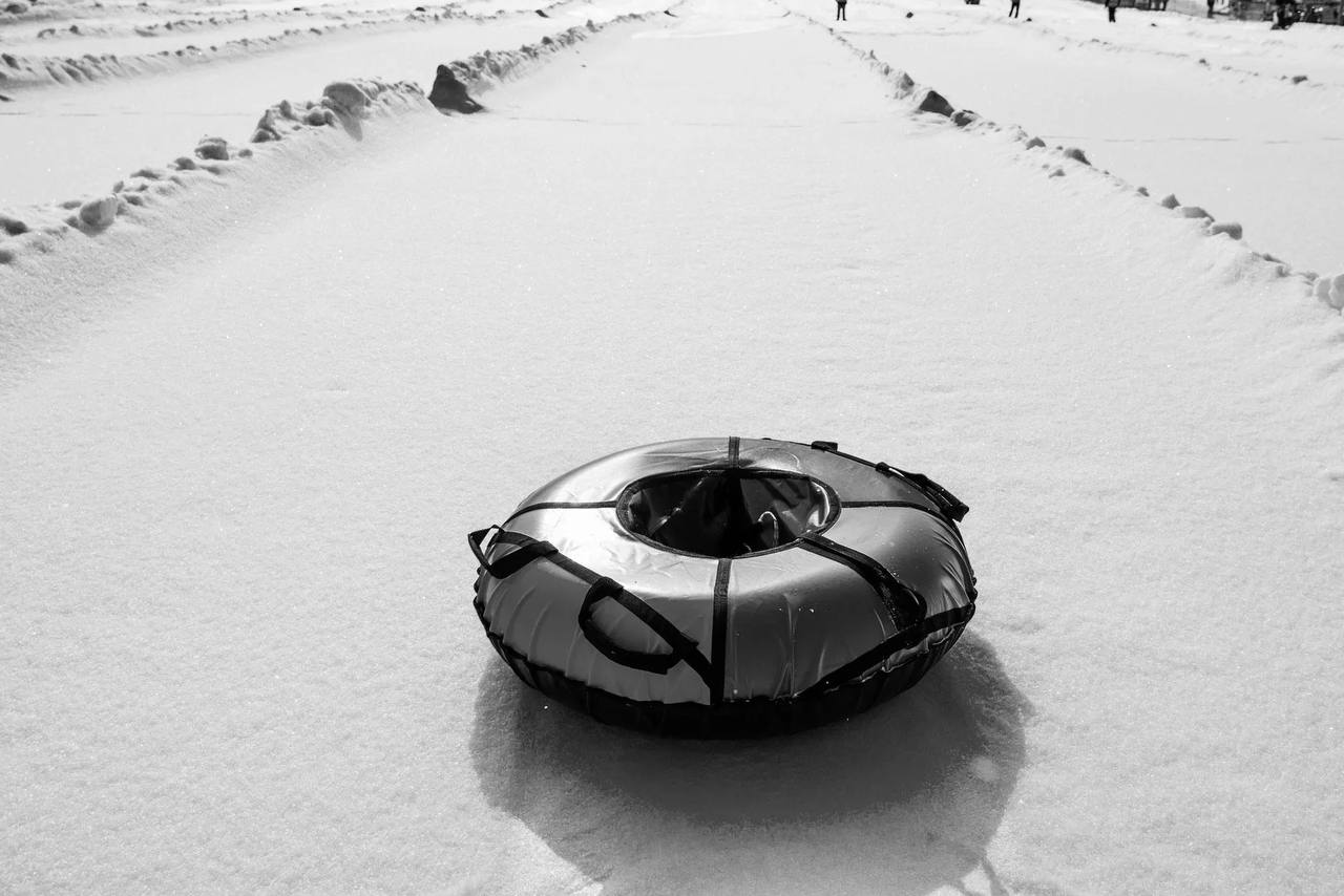 Еще один ребёнок получил страшные травмы во время катания на тюбинге в Приморье В Минздраве рассказали что 12 летний мальчик катался с необорудованной горки в Лесозаводске и влетел в дерево Машиной скорой медицинской помощи ребёнок доставлен в реанимационное отделение Пожарской районной больницы После согласования с главными внештатными специалистами региона он был транспортирован в Дальнереченскую центральную городскую больницу с черепно мозговой травмой и ушибом головного мозга тяжёлой степени Состояние ребёнка стабильно тяжёлое дыхание осуществляется через аппарат ИВЛ Вечером его доставили во Владивосток Следком уже возбудил уголовное дело