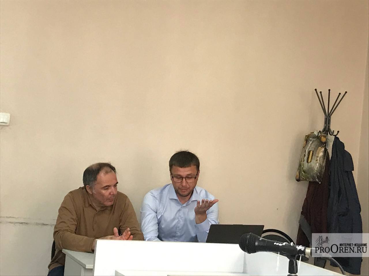 Сегодня Ленинский районный суд Оренбурга начнет рассматривать дело Самбурского Про Криминал Уголовное дело против бывшего министра природных ресурсов Оренбургской области Александра Самбурского рассмотрит в Ленинский районный суд Оренбурга Экс министр природных ресурсов уже на месте По версии следствия бывший чиновник вымогал взятки от руководителей коммерческих организаций Это выражалось в обеспечении его родителей автомобилем Lexus LX 570 а также другим имуществом почти на 1 млн рублей За это министр оказывал содействие коммерческим структурам проявляя покровительство и покрывательство в своей служебной деятельности oren4oren