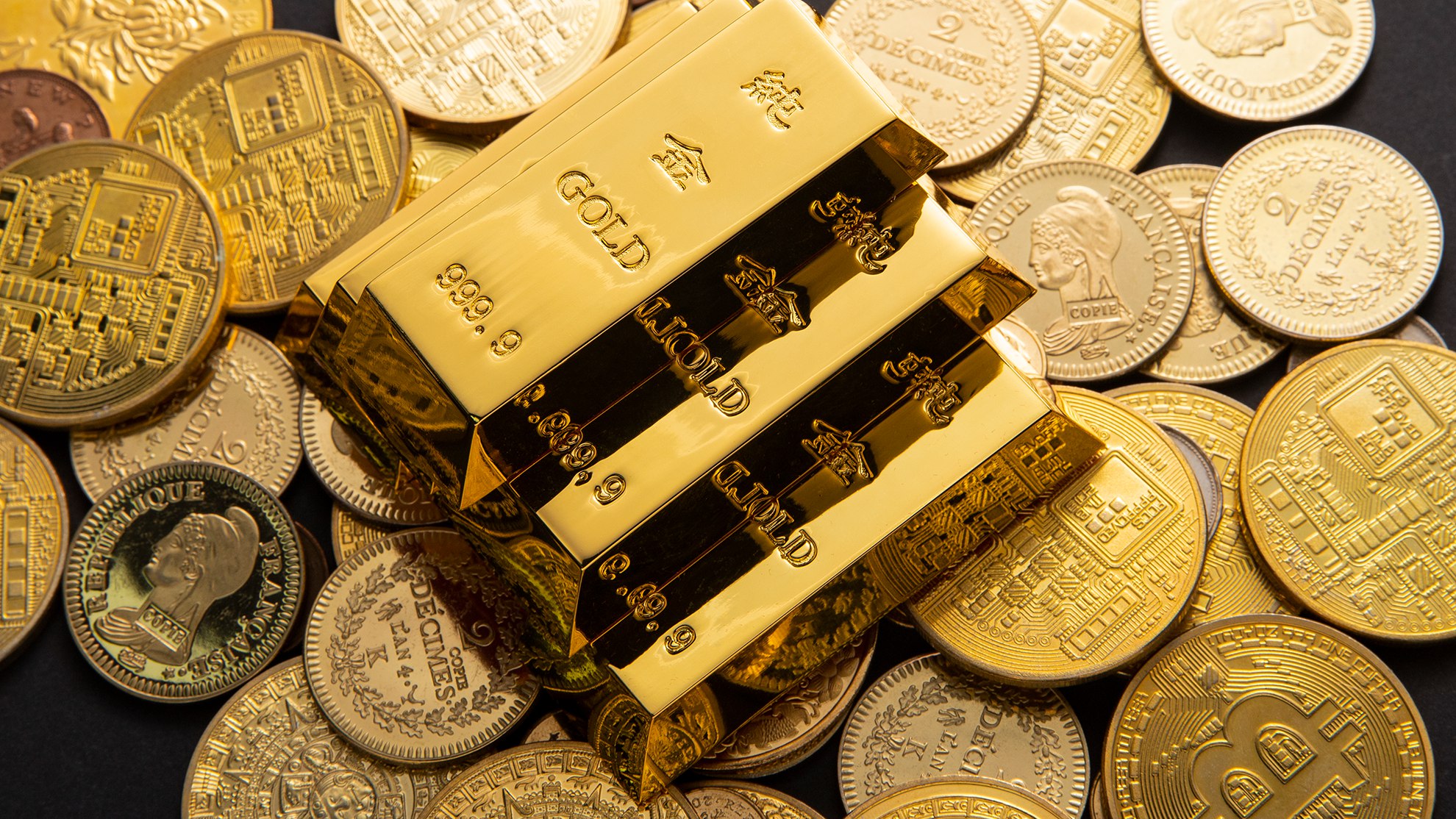 Акции золотодобытчика Zijin Gold взлетели на 72 после IPO в Гонконге Акции золотодобывающей компании Zijin Gold выросли более чем на 70 на дебютных торгах в Гонконге после второго по величине в мире IPO в этом году Компания привлекла около 3 2 млрд Акции компании Zijin Gold золотодобывающего подразделения одного из крупнейших горнодобытчиков из Китая Zijin Mining выросли на 71 8 до 123 гонконгских долларов во вторник на дебютных торгах в Гонконге после IPO Первичное размещение акций Zijin Gold 2259 состоялось на Гонконгской бирже Hong Kong Exchanges HKEX К Читать на сайте ИА Бизнес код ZijinGold ZijinMining китай