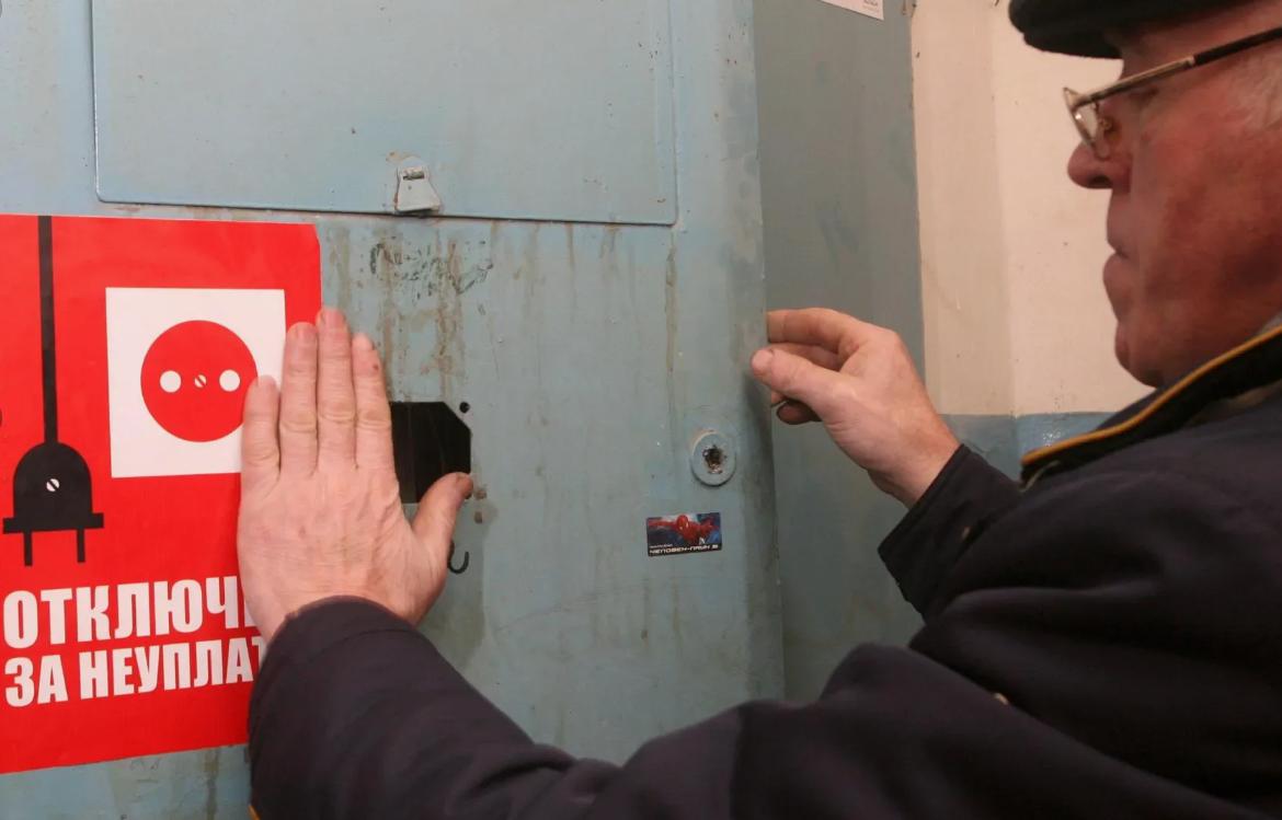 В Госдуме хотят разрешить ресурсоснабжающим компаниям взыскивать долги с граждан вместо управляющих домами компаний Еще сегодня немного про долги ЖКХ. В Государственную Думу внесён законопроект, согласно которому управляющие компании смогут передавать право собирать коммунальные долги ресурсоснабжающим организациям. Новый механизм предполагает возможность передачи просроченных обязательств по оплате услуг тем компаниям, которые непосредственно поставляют воду, электричество, газ и тепло. Речь идёт о праве, а не обязательстве: такая передача станет возможной только при согласии обеих сторон. Авторы инициативы отмечают, что ресурсоснабжающие организации заинтересованы во взыскании долгов напрямую. Также у поставщиков есть право, позволяющее ограничить или приостановить предоставление услуг должникам. То есть у них больше возможности принудить людей отдавать деньги. До сих пор работу с задолженностями вели преимущественно управляющие компании, выступающие посредниками между жильцами и поставщиками. Документ в настоящее время находится на стадии предварительного рассмотрения и будет проходить дальнейшую законодательную процедуру. ____________ «Юридическая консультация»: Telegram Сайт Youtube Rutube Вконтакте Дзен