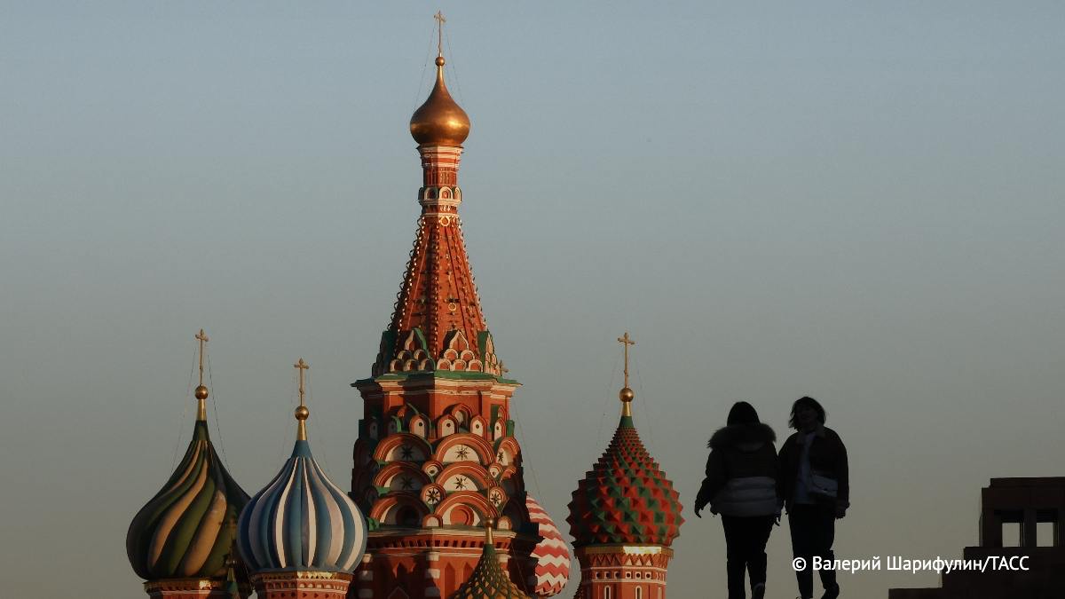 Экстремально высокая температура воздуха для марта в Москве и области объясняется отсутствием снега.   Солнце набирает энергию и сильно прогревает подстилающую поверхность, тепло не отражается. Однако в марте и апреле не исключено понижение температуры и мокрый снег, сообщил ТАСС научный руководитель Гидрометцентра России Роман Вильфанд.     / Москва