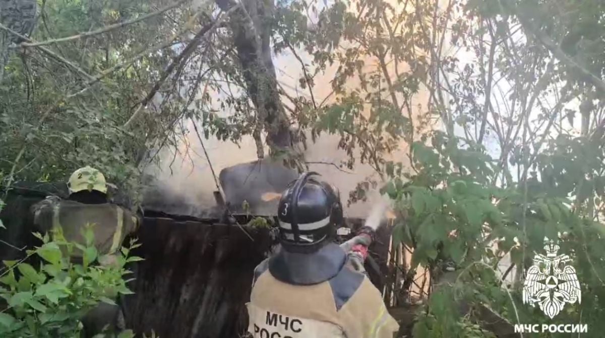 В Орле от разбушевавшегося пламени удалось спасти жилой дом     Мощный пожар на Московской едва не поглотил жилой дом. Об этом рассказали в региональном МЧС.  ↗  Прислать новость   Подписаться