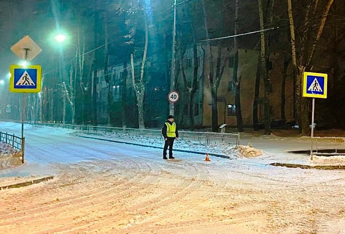 На Старателе 9-летнего ребенка сбил маршрутный автобус, водитель скрылся  ДТП произошло днем 20 января на улице Гагарина. Там микроавтобус Ford c 63-летним водителем сбил мальчика, неожиданно выбежавшего на пешеходный переход. Ребенок в этот момент возвращался из школы. После аварии шофер уехал, а мальчик добрался до дома, где рассказал обо всем родителям. У пострадавшего диагностировали сотрясение головного мозга и госпитализировали.  Водителя разыскали, он возит пассажиров по маршруту №17 «НТИИМ – кинотеатр Современник». Но в момент аварии в салоне находился один. Шофер не смог объяснить инспекторам, почему сразу после наезда не вызвал экипаж ГАИ и скорую помощь.  Полицейские выяснили, что тагильчанин – злостный неплательщик по дорожным штрафам. Приставы возбудили на него 49 исполнительных производств на 30 тыс рублей. Микроавтобус в итоге арестовали, на водителя составили протоколы по ст. 12.18  непредоставление преимущества пешеходу  и ч. 2 ст. 12.24 КоАП РФ  причинение средней тяжести вреда здоровью .