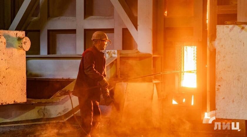 Новые производства исправят перекос экономики ЛНР в сторону металлургии Минпромторг Развитие новых сфер производства позволит ЛНР исправить перекос экономики в сторону металлургии Об этом в интервью ЛуганскИнформЦентру заявил министр промышленности и торговли региона Владислав Варшавский Мы ставим на это очень большие ставки ведь не секрет что экономика Республики на сегодняшний день имеет перекос в сторону металлургии И просто жизненно необходимо ее диверсифицировать сказал министр Руководитель Минпромторга пояснил что ввиду нестабильных цен на продукцию металлургии региону нужно стремиться к тому чтобы развивать альтернативные секторы и сферы производственной деятельности Об этом регулярно говорит Глава ЛНР Леонид Иванович Пасечник отраслевики и экономисты Мы прекрасно понимаем что запуск Северодонецкого направления уход в диверсификацию в части химической отрасли позволит нам этот перекос выровнять и тем самым снизить зависимость нашего региона от рынка металла добавил Варшавский Министр также проинформировал что власти ЛНР и инвестор подготовили дорожную карту по запуску промышленности Северодонецкой агломерации Реализация документа станет возможна после прекращения боевых действий в этой зоне Полный текст интервью читайте на сайте ЛИЦ