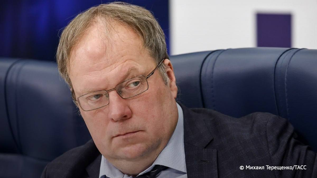Алкоголь — за ширму: в России могут спрятать спиртное от глаз покупателей В Общественной палате России предложили скрыть алкогольные напитки в магазинах по аналогии с табачной продукцией. Инициативу озвучил замсекретаря ОП РФ Владислав Гриб в беседе с ТАСС. По его словам, привычка демонстрировать алкоголь на витринах провоцирует лишние покупки и формирует зависимость. «Те, кто употребляет спиртное, и так знают свои бренды. Сигареты ведь уже спрятаны, и это не мешает курильщикам находить нужные марки. С алкоголем должно быть так же», — отметил Гриб. / Реклама СЕРТ НА 5000!
