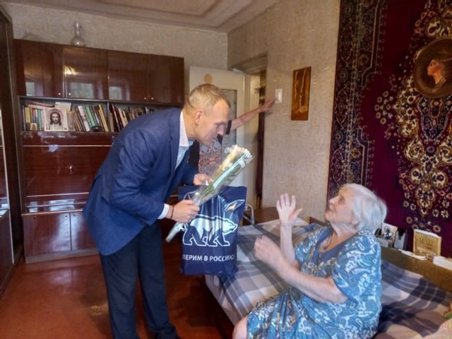 Сегодня 100 летие отмечает почетный гражданин Великих Лук ветеран Великой Отечественной войны Любовь Дмитриевна Платова Об этом сообщили в администрации Великих Лук Глава Администрации Андрей Беляев помощник депутата городской Думы Кирилл Кислицин и руководитель местного отделения партии Единая Россия Константин Максимов в честь юбилея вручили Любови Дмитриевне цветы подарки и поздравительные адреса от Президента России Владимира Путина губернатора Псковской области Михаила Ведерникова главы города Николая Козловского а также партии Единая Россия От всей души желаю Любови Дмитриевне крепкого здоровья позитива радости счастья и всего самого наилучшего Кирилл Кислицин Фото Кирилла Кислицина
