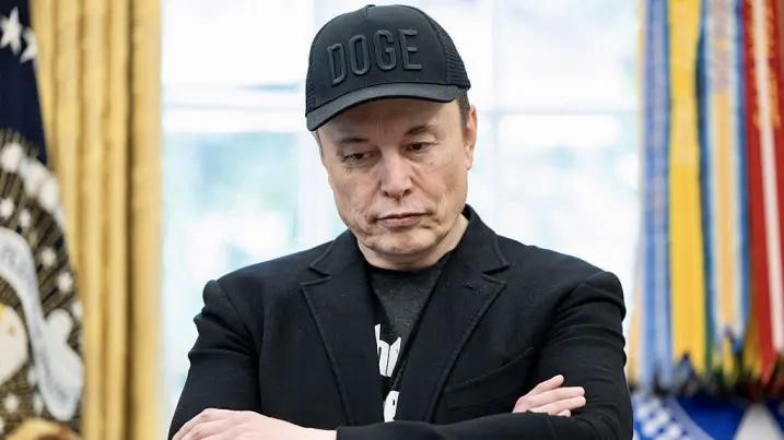 Продажи Tesla обвалились на 40 в Европе Покупатели массово уходят к китайской BYD Ассоциация европейских автомобильных производителей ACEA сообщила что в июле 2025 года Tesla реализовала всего 8 837 автомобилей в странах ЕС регионах ЕАСТА и Великобритании Это на 40 меньше чем за тот же месяц в 2024 году В то же время китайская BYD увеличила продажи в Европе в июле на 225 достигнув 13 503 автомобилей Доля BYD на рынке составила примерно 1 2 тогда как Tesla около 0 8 www iphones ru iNotes prodazhi tesla obvalilis na 40 v evrope pokupateli massovo uhodyat k kitayskoy byd новости iphonesru